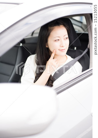 一個女人坐在乘客的座位上 15213055