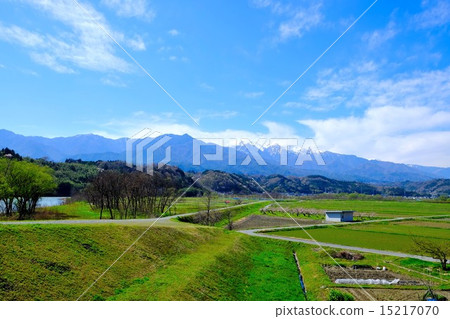Foothills of spring (2) 15217070