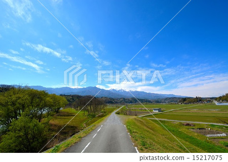 Foothills of spring (7) 15217075