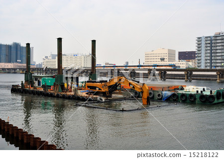 在Keihinro運河潮汐護岸建設工作的疏浚工作 在Keihinro運河潮汐護岸建設工作的疏浚工作 15218122