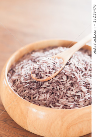 Berry rice in wooden bowl Berry rice in wooden bowl 15219476