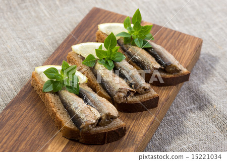 sprats lying on pumpernickel bread 15221034