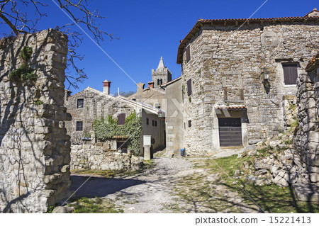 Hum the smallest town in the world 15221413