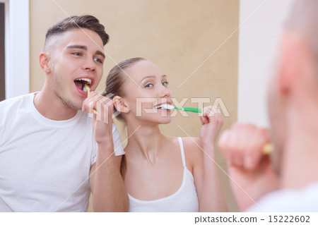 Young beautiful couple cleaning teeth Young beautiful couple cleaning teeth 15222602