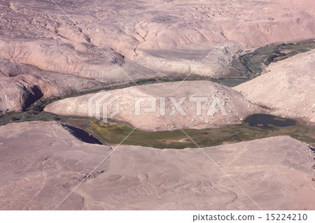 南美洲南美洲智利卡拉馬高地郊區，一片深谷，留在乾燥的地面，一片無數的河流從天而降 15224210