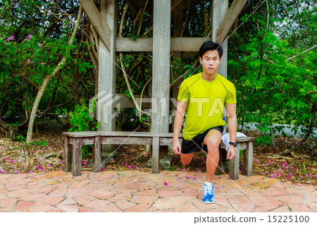 Guy working out in the park 15225100