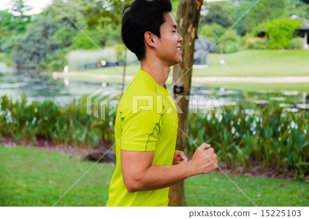 Guy working out in the park 15225103