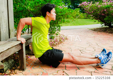 Guy working out in the park 15225108