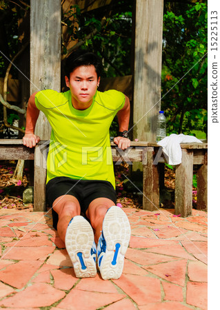 Guy working out in the park 15225113