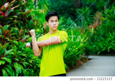 Guy working out in the park 15225117