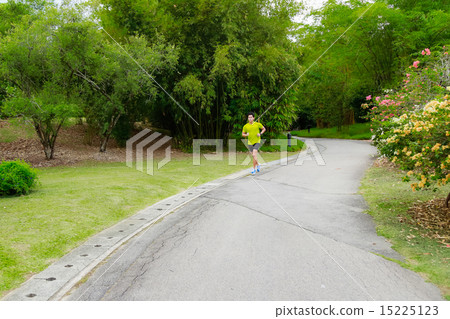 Guy working out in the park 15225123