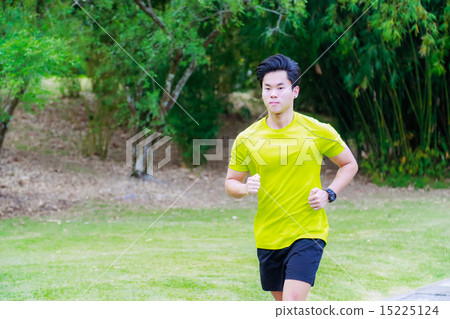 Guy working out in the park 15225124