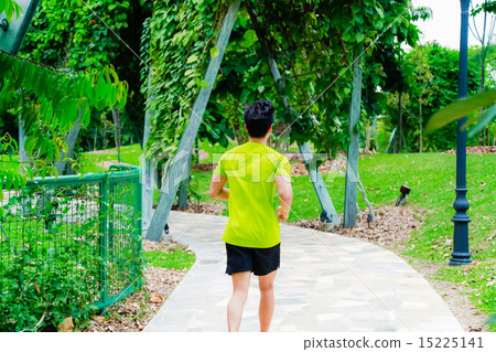 Guy working out in the park 15225141