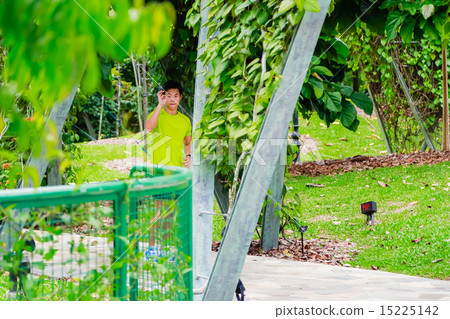 Guy working out in the park 15225142