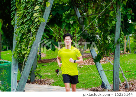 Guy working out in the park 15225144