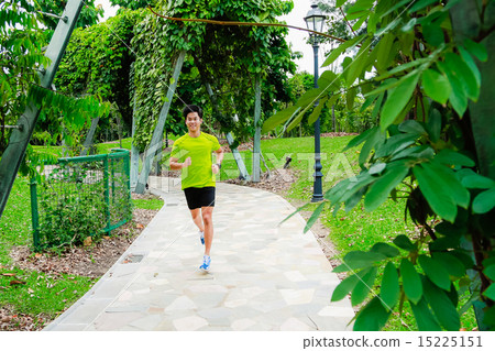 Guy working out in the park 15225151