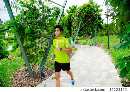 Guy working out in the park 15225153
