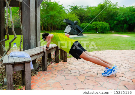 Guy working out in the park 15225156