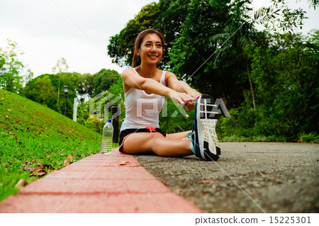 Girl working out in the singapore park Girl working out in the singapore park 15225301