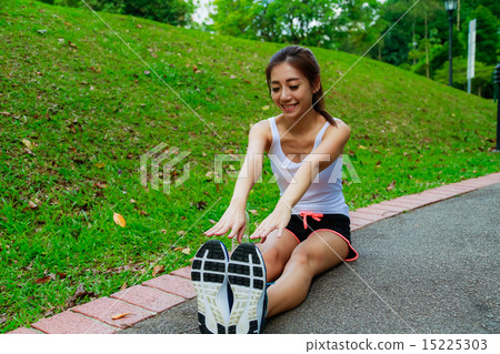 Girl working out in the singapore park  15225303