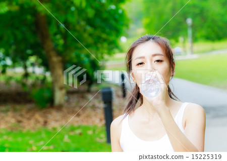 Girl working out in the singapore park Girl working out in the singapore park 15225319