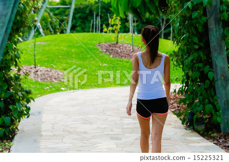 Girl working out in the singapore park  15225321