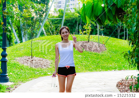 Girl working out in the singapore park  15225332