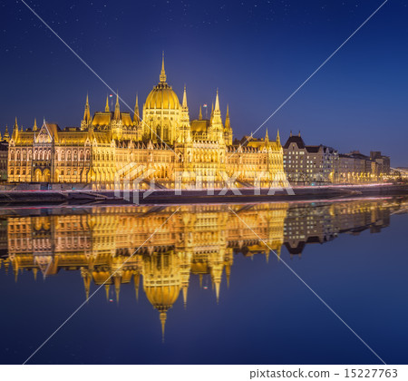View of hungarian Parliament and Liberty Statue, Budapest 15227763