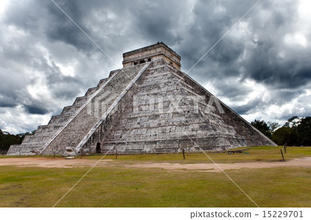 图库照片 kukulkan pyramid in chichen itza on the yucatan