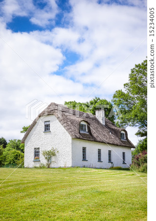 thatched house in Ireland 15234005