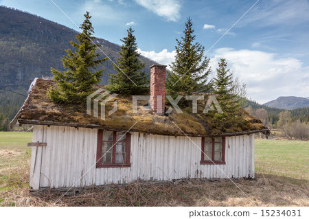 圖庫照片: small building in norway mountain.