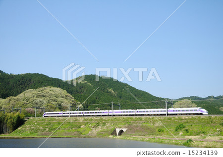 東武浪漫汽車沿著清新的綠色堤岸奔跑 15234139