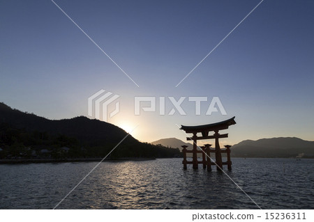 Itsukushima Shrine Otorii 15236311