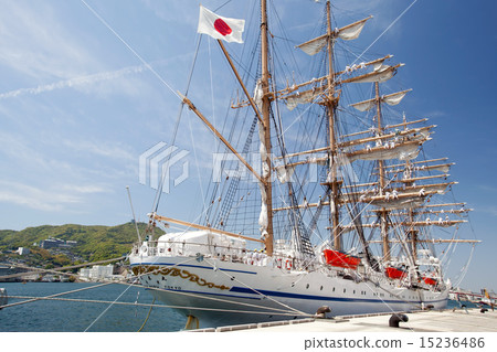 Trainees who spread sails all at once 15236486