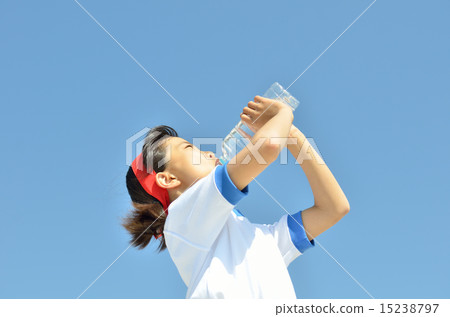 在藍天(體操服,hachimaki)的女孩飲用水 在藍天(體操服,hachimaki)的女孩飲用水 15238797