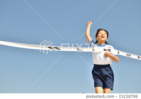 在藍天(運動服,目標磁帶)中運行的女孩 在藍天(運動服,目標磁帶)中運行的女孩 15238799