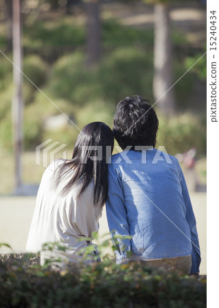 一對夫婦在公園散步 15240434