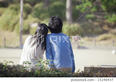 一對夫婦在公園散步 15240437