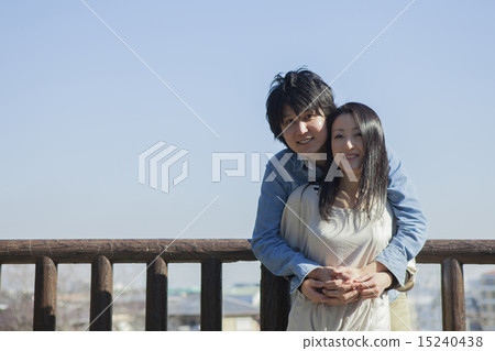 一對夫婦在公園散步 15240438