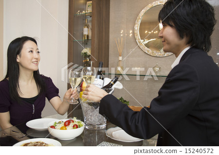 一對喜歡吃晚餐的夫婦 15240572