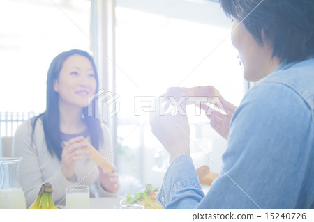 A couple who eats breakfast 15240726
