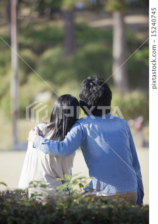 一對夫婦在公園散步 15240745