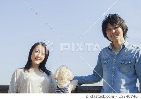 一對夫婦在公園散步 15240746