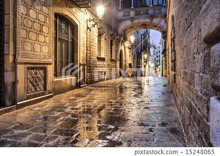 Narrow street in gothic quarter, Barcelona Narrow street in gothic quarter, Barcelona 15248065