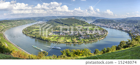 Picturesque bend of the river Rhine near Filsen 15248074