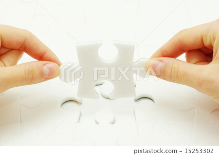 hands holding a puzzle 15253302