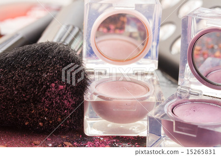 brushes on eye shadows palette 15265831