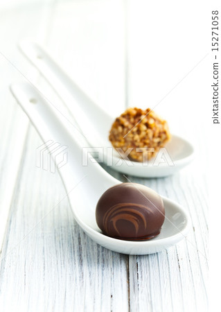 chocolate pralines in ceramic spoon 15271058