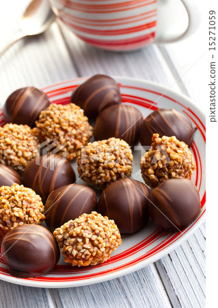 chocolate pralines in plate 15271059