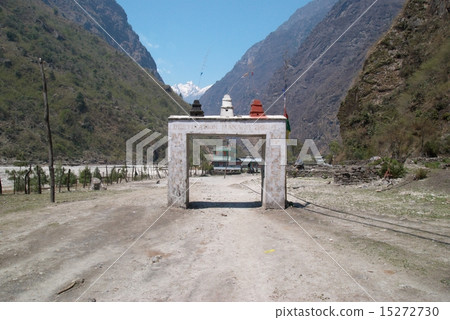 Gate to the Tibetan city 15272730